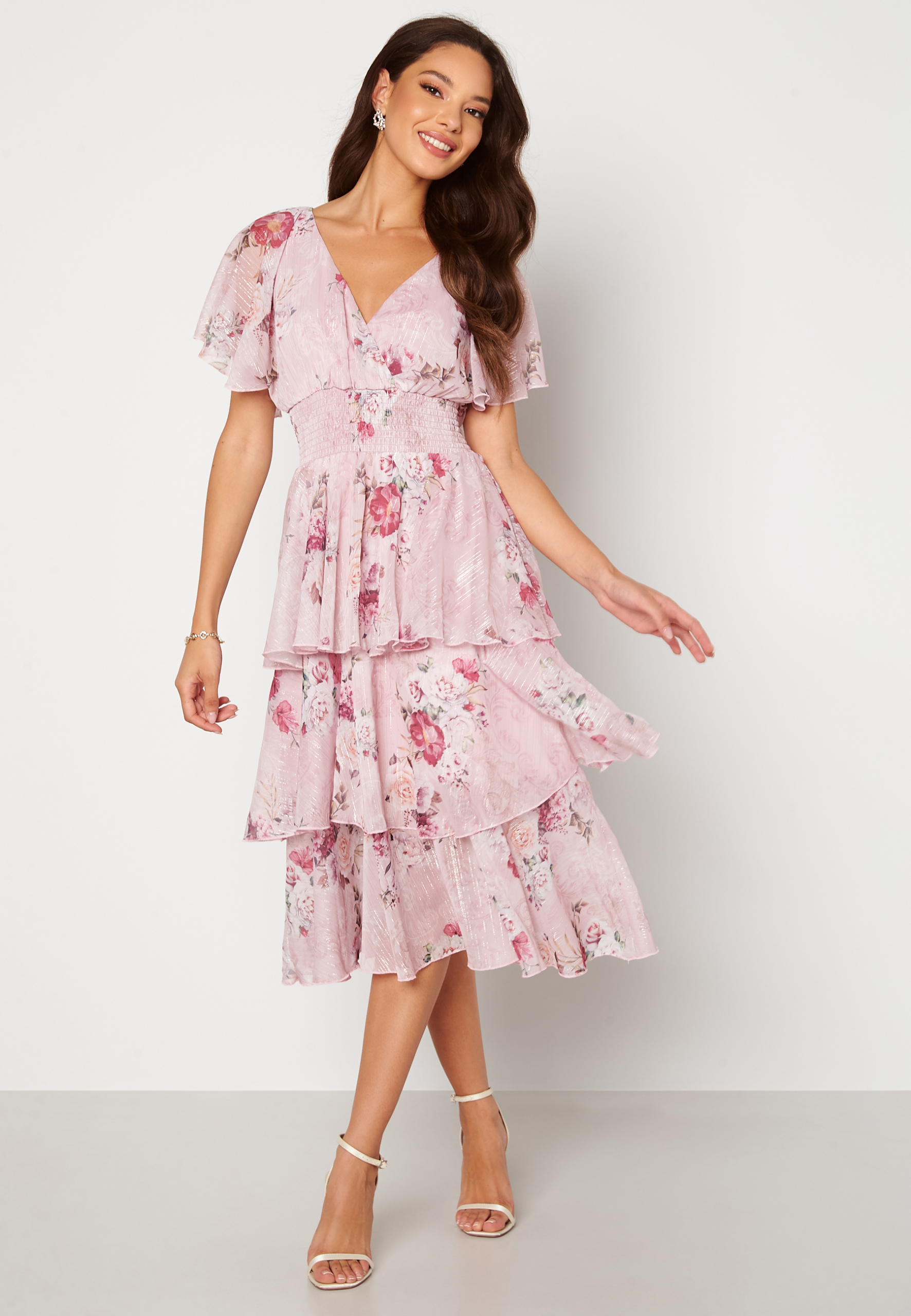 https://www.bubbleroom.dk/da/t%C3%B8j/kvinde/goddiva/midikjoler/floral-flutter-tiered-midi-dress-blush