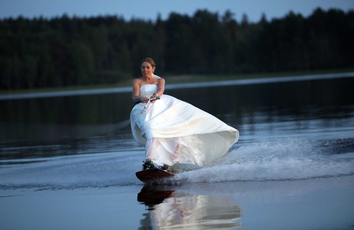 På wakeboard i brudekjole. Foto: Lars-Eric Rådbo