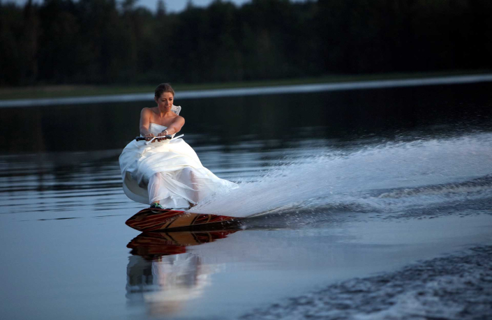 På wakeboard i brudekjole. Foto: Lars-Eric Rådbo
