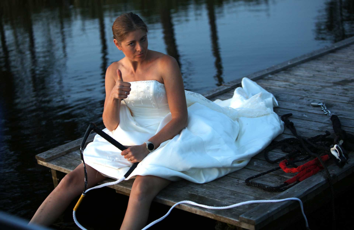 På wakeboard i brudekjole. Foto: Lars-Eric Rådbo