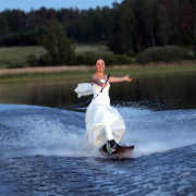 På wakeboard i brudekjole. Foto: Lars-Eric Rådbo