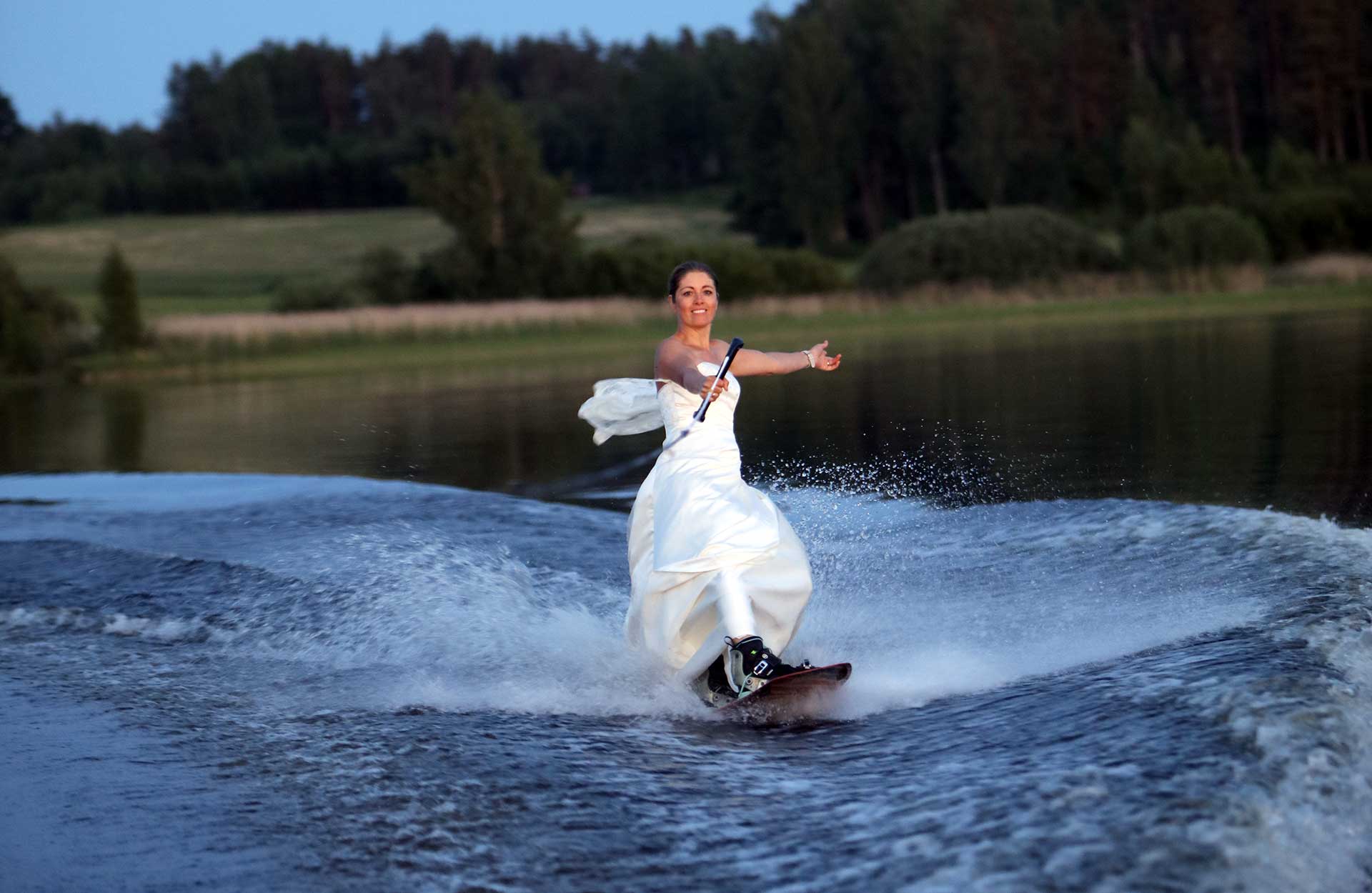 På wakeboard i brudekjole. Foto: Lars-Eric Rådbo