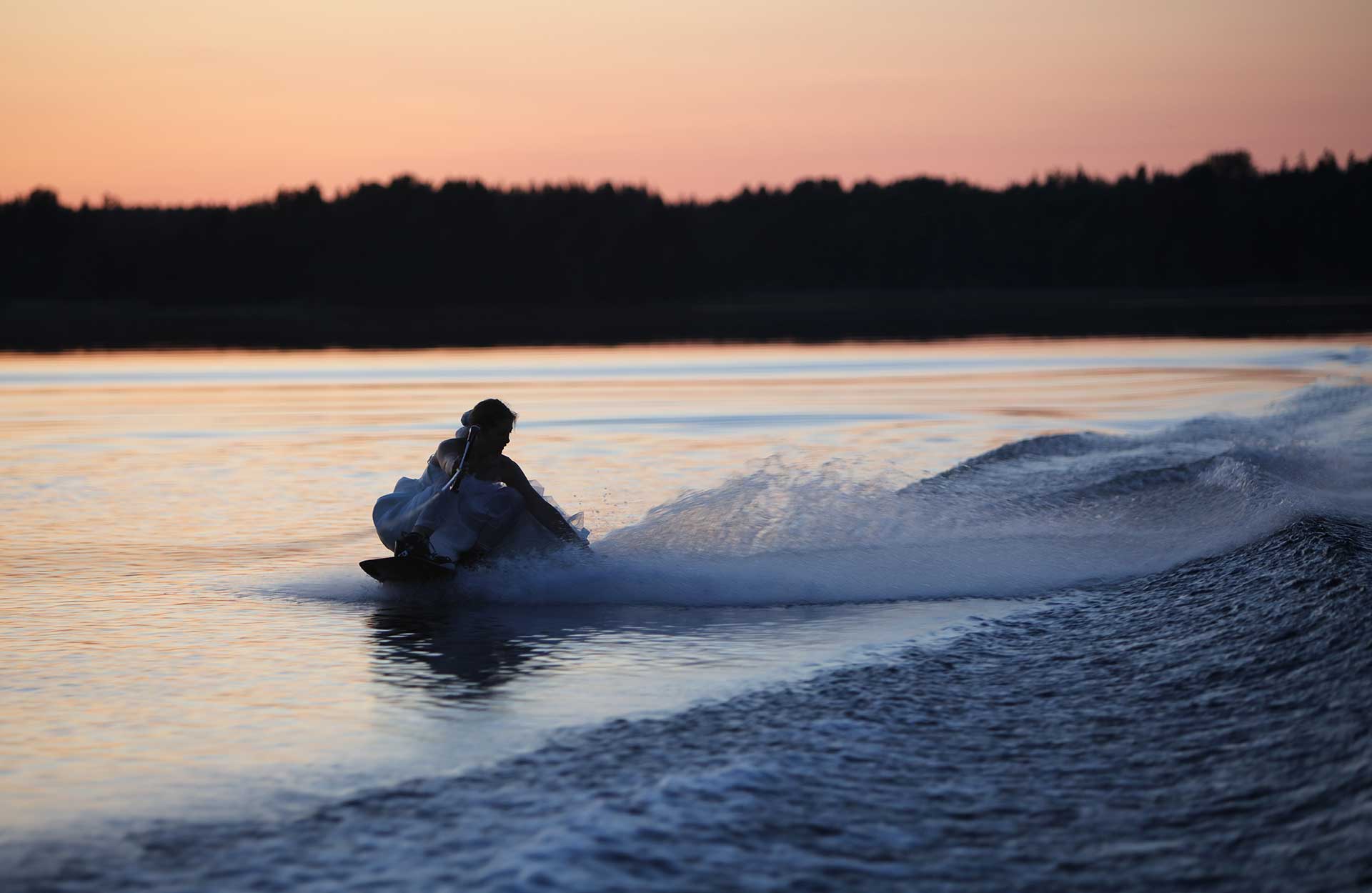 På wakeboard i brudekjole. Foto: Lars-Eric Rådbo