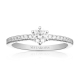Elegant Klassiker: Ellera Uno Grande Ringen med sten på ringskinnen er den ultimative klassiker med sit tidløse design og den funklende sten, der gør den til et smukt valg for bruden på hendes store dag.